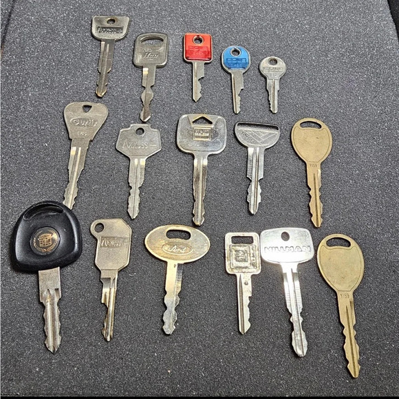 Lot Of 16 Car Keys Modern To Vintage Differnt Metals And Car Makes. - Picture 1 of 6